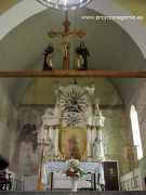 Widok na ołtarz główny i belkę. Na belce tęczowej umieszczone są XVII-wieczne rzeźby Matki Boskiej, św. Jana
